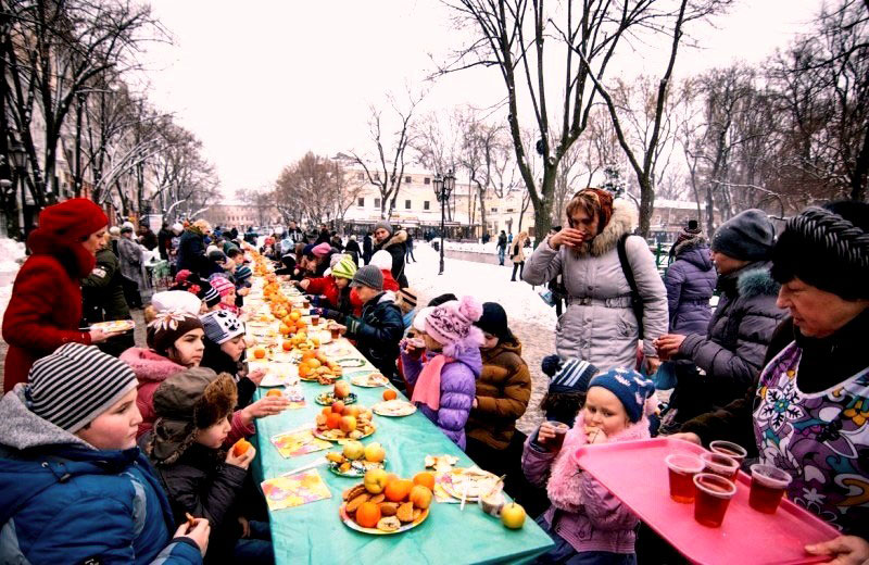 На центральній вулиці Одеси приготували довжелезний стіл з ласощами для сиріт. (Фото: Сергій Горицвіт)