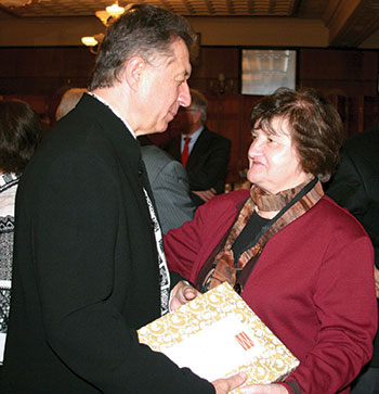 Директор Українського Музею Марія Шуст вручає подарунок Юрієві Сергеєву.