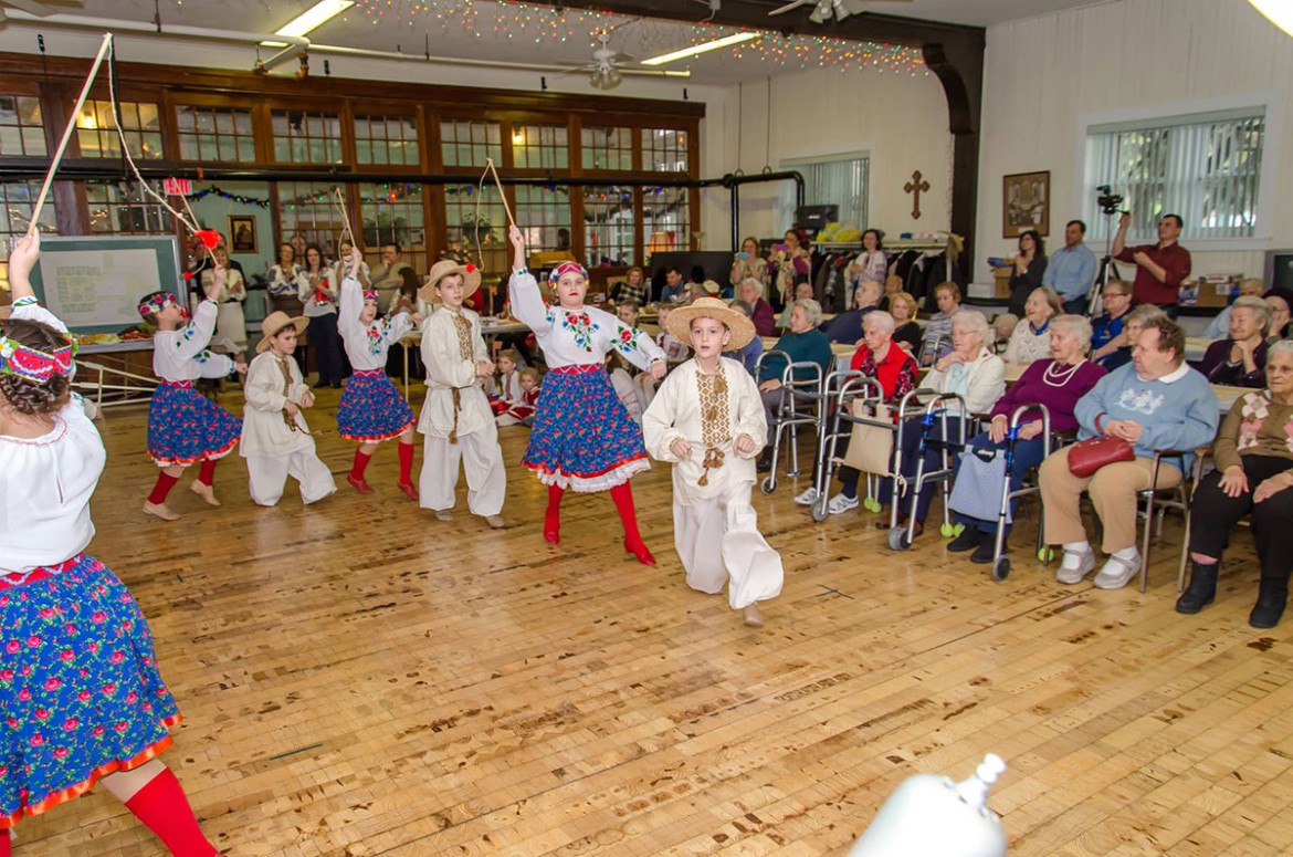 Український танцювальний колектив „Цвітка“ в будинку престарілих у Словтсбурґу, Ню-Йорк. (Фото: Василь Стахира)