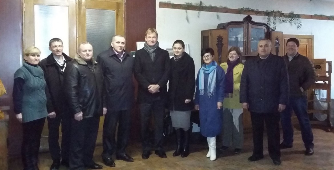 Посол Австралії в Україні Даґлас-Роберт Трапет (п’ятий зліва) у Бережанах.