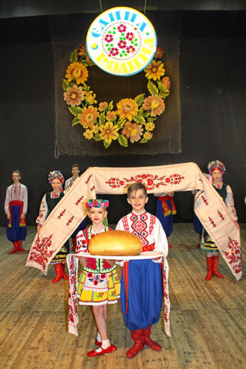 Фестиваль відкриває ансамбль „Дружба“ Авкціонерного товариства „Азот“. (Фото: Олександер Костирко)