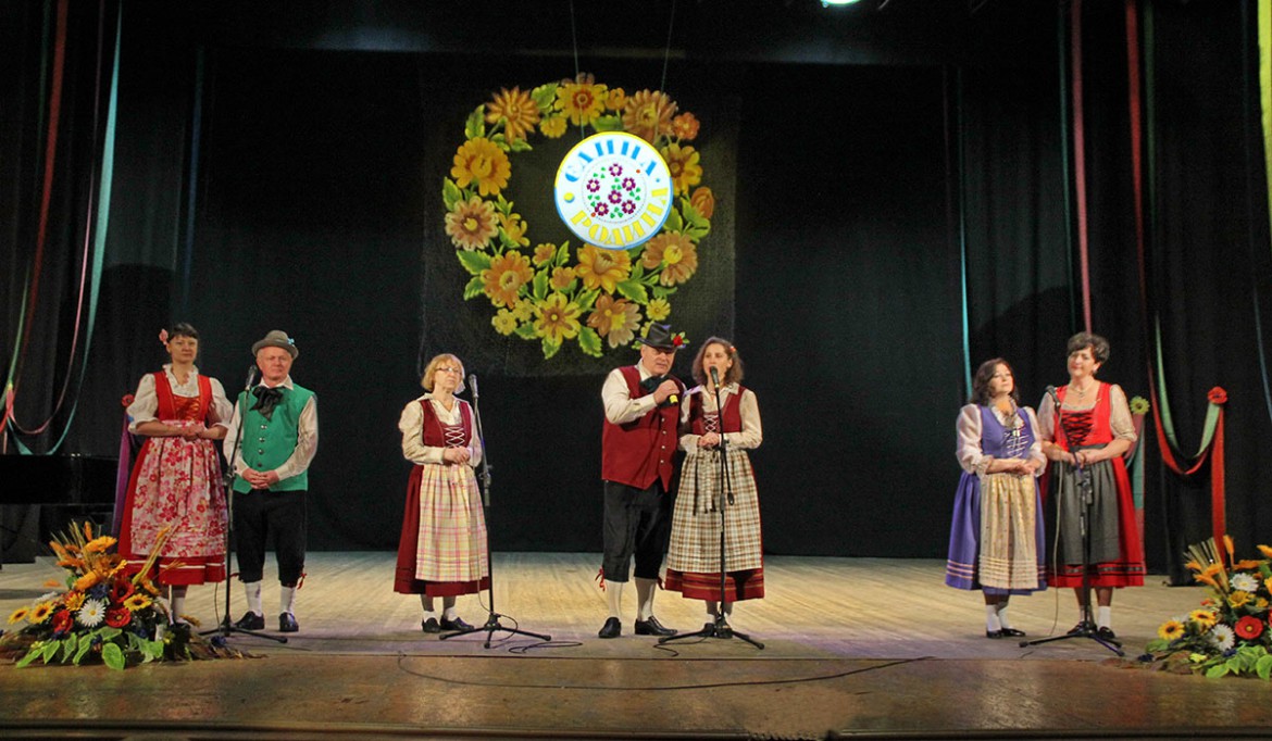 На сцені – колектив „Едельвайс“ Центру німецької культури „Відерштраль“. 