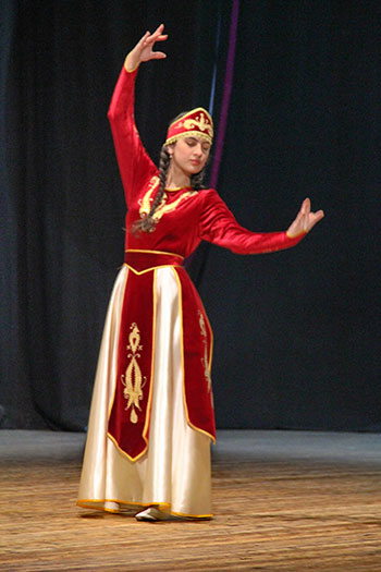 Вірменський народний танець виконує Вардуі Марутян. 