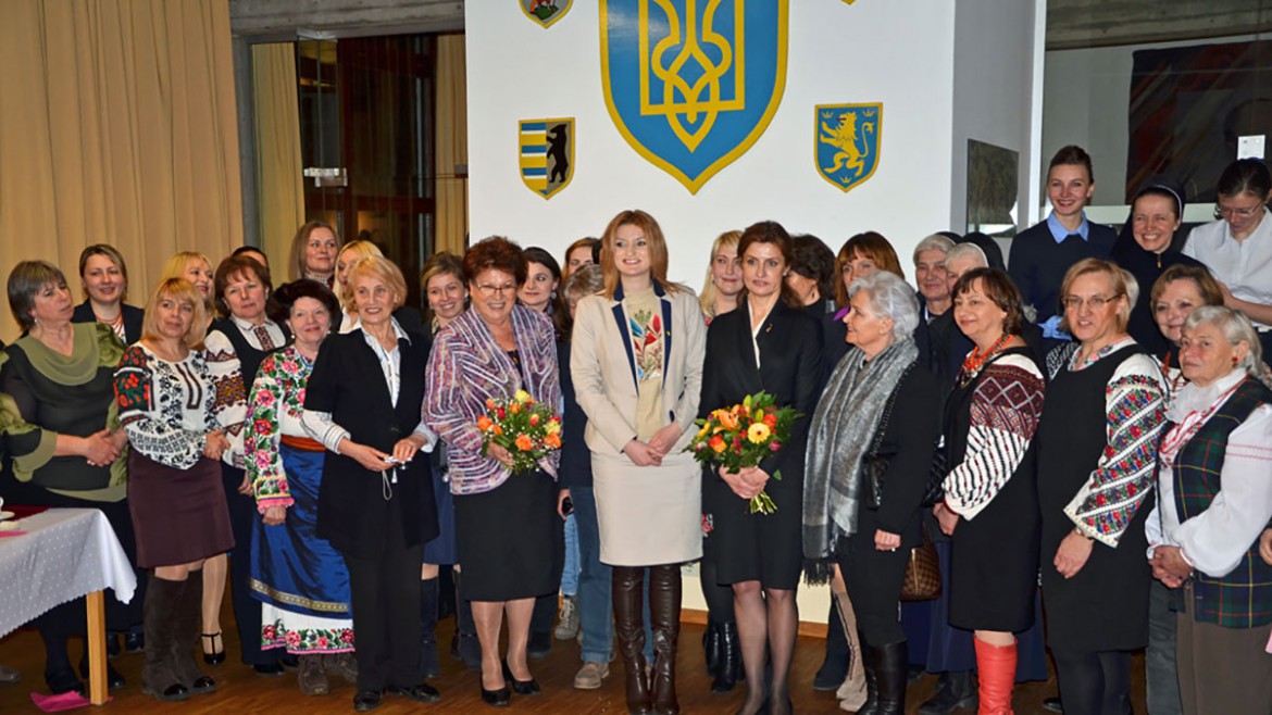 Марина Порошенко і Барбара Штамм (в центрі) під час зустрічі в Об’єднанні Українських Жінок. 