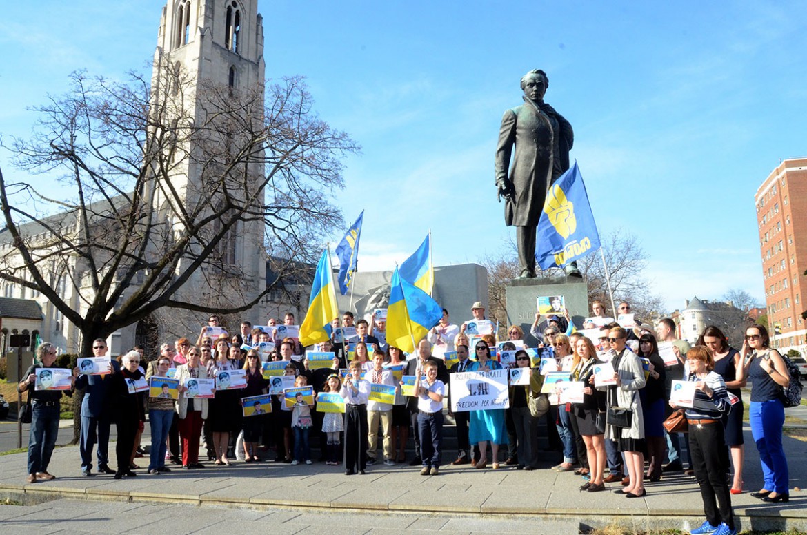 Учасники протесту біля пам’ятника Тарасові Шевченкові у Вашінґтоні вимагали звільнення Надії Савченко. (Фото: Яро Бігун)