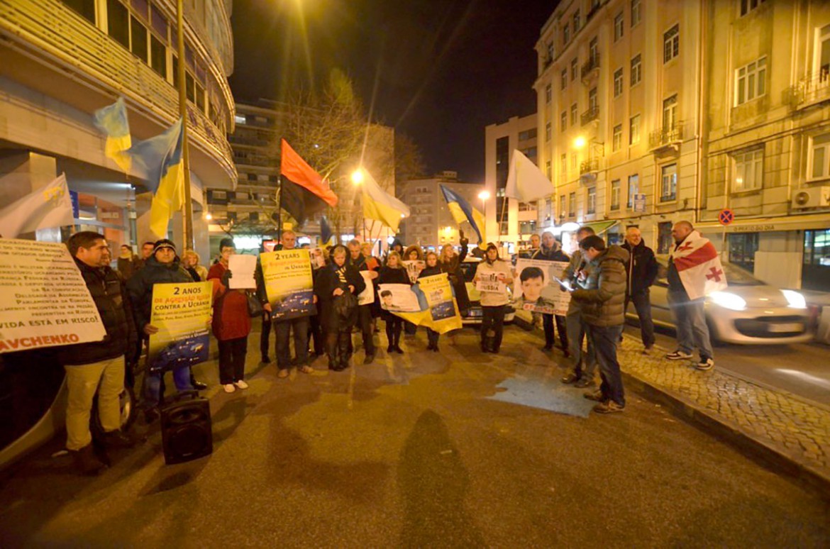 Українці Португалії під Посольством Росії в Лісбоні.