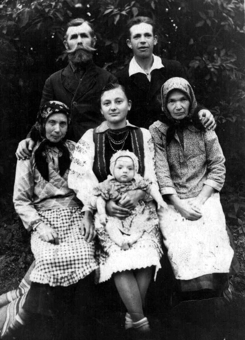  Сім’я Бобриків у селі Ступно на Рівненщині (1949 рік). 