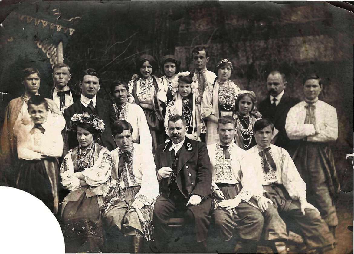 Василь Харцієв (в центрі) з майбутніми вчителями.