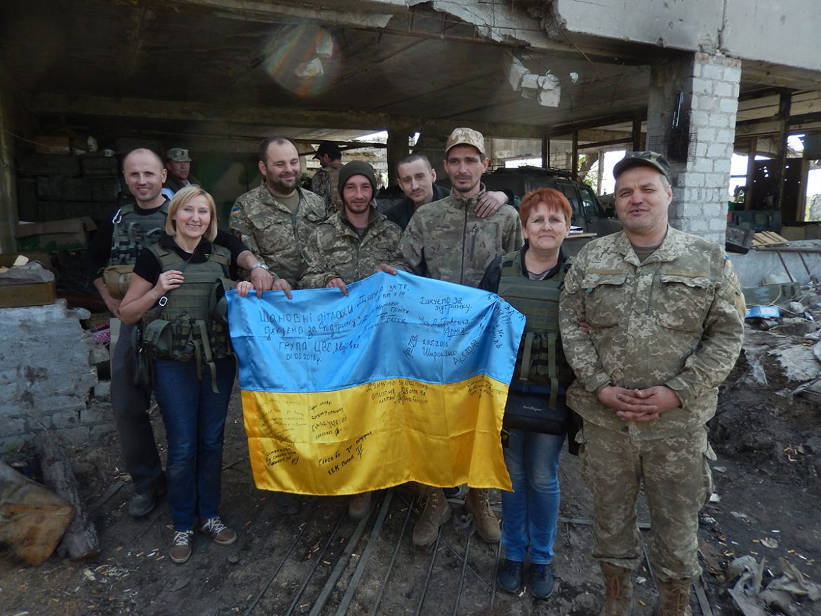 На околиці Авдіївки пластунка Оксана Заліпська (друга зліва) і Таня Переверзєва (друга справа) з українськими вояками.