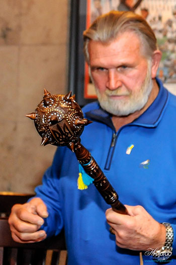 Майк Дитка отримав від школи св. о. Миколая в подарунок булаву, як символ українського духу. (Фото: Генрі Фаярдо)