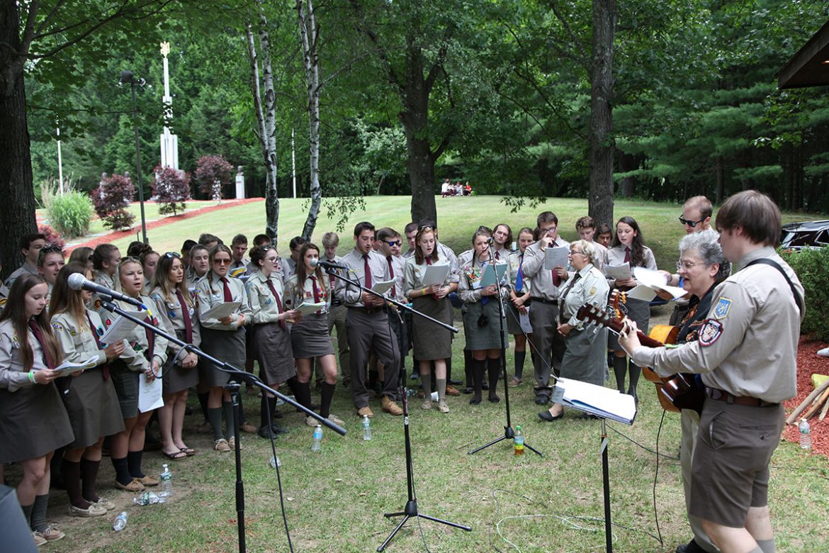 Виховно-вишкільний табір „Вільні люди“ співає гимн ОУН.