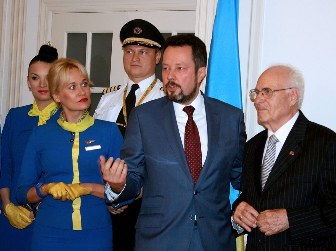 Президент МАУ Юрій Мірошников відзначив заслуги Миколи Кравця в організації летів через океан.
