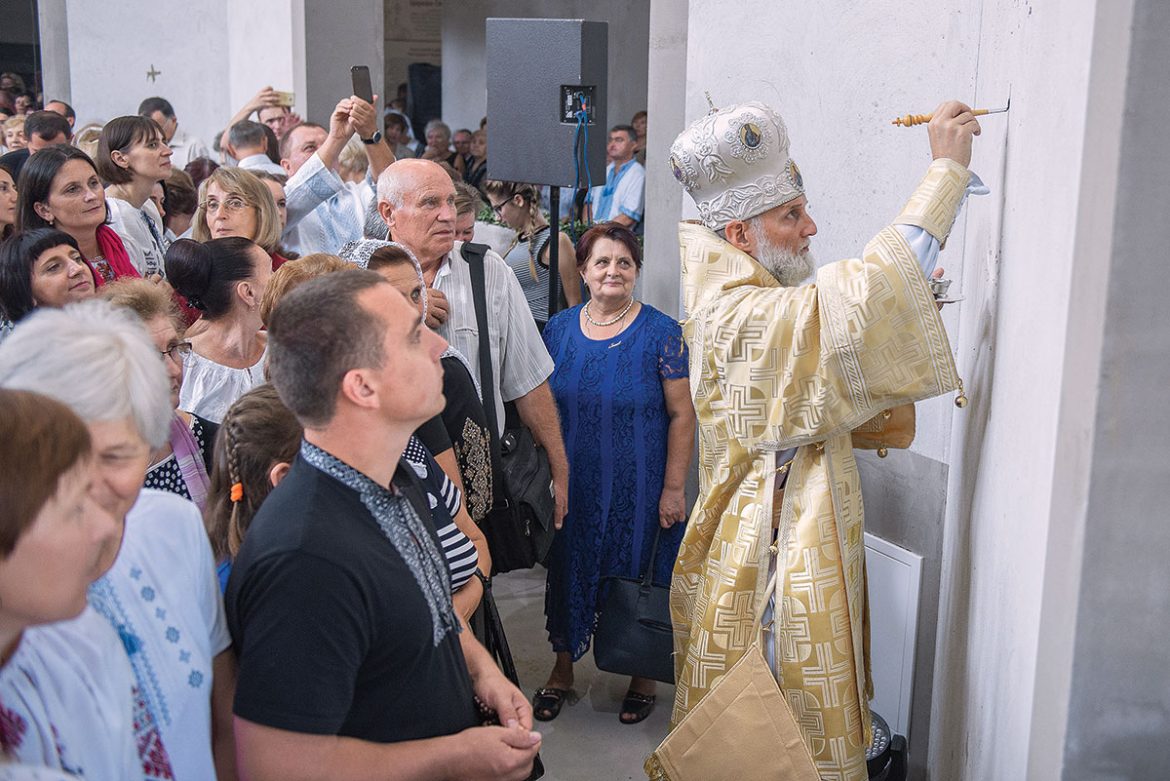 Єпископ Борис Ґудзяк під час освячення університетького храму. 