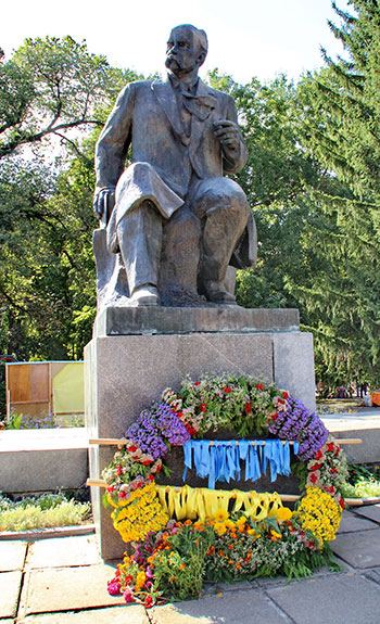 Вінком вшанували Тараса Шевченка.