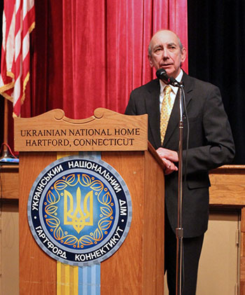 Головний доповідач на бенкеті Роман Попадюк, перший Посол США до України.