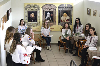 Студенти факультету політико-інформаційного менеджменту Острозької академії деклямують українську поезію. (Фото: Ірина Покотильська)