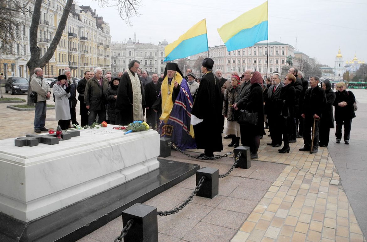 Ветерани Української Гельсінкської Групи вшановують пам’ять Патріярха Володимира Романюка біля Софійського Собору.
