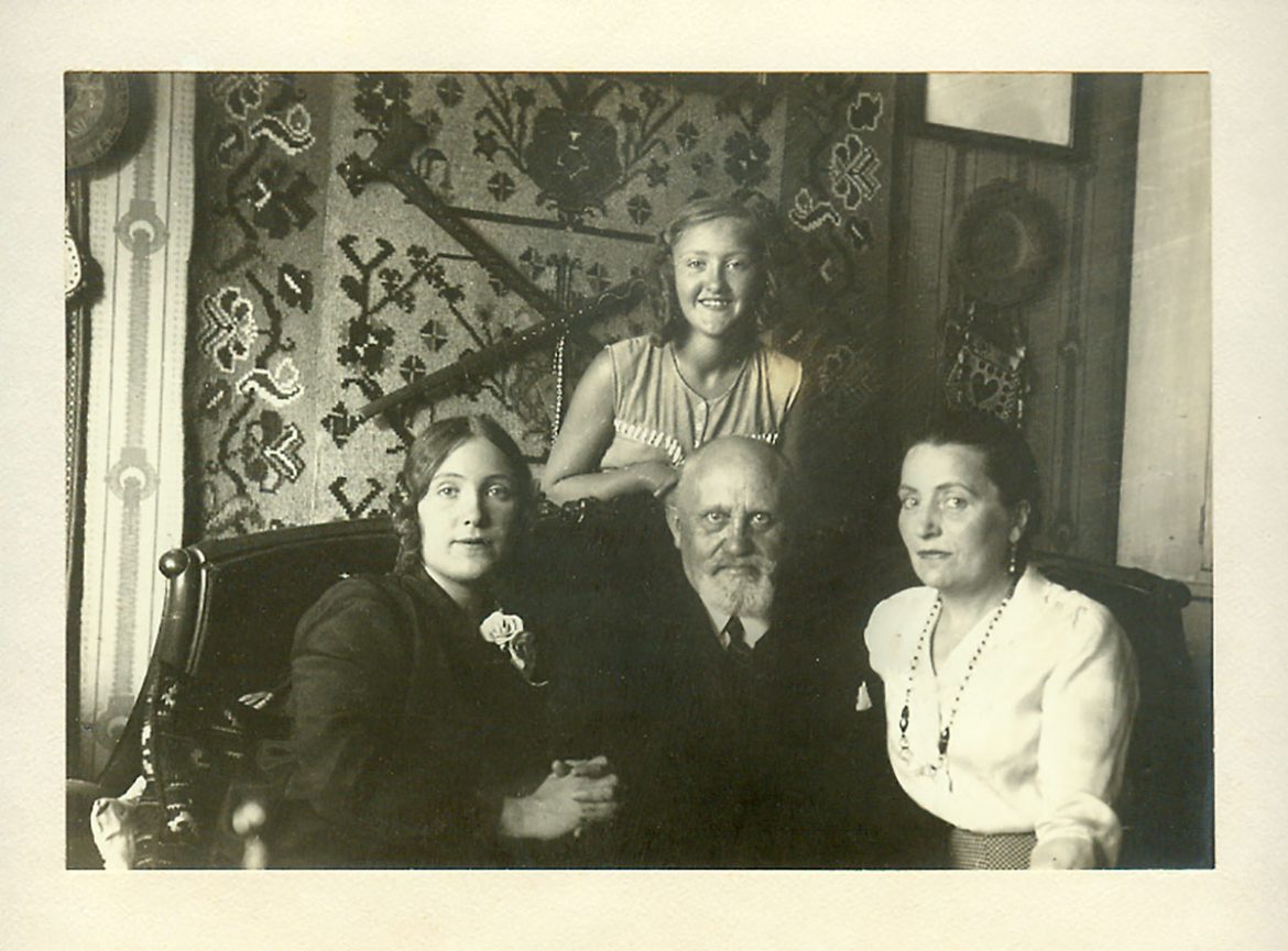1926 рік. Христя Колесса з родиною (сидять зліва): сестра Любка, батько д-р Олександр i мати Ольга Колесси.