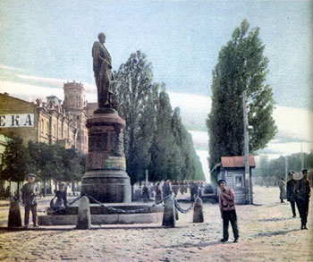 Таким був пам’ятник Олексієві Бобринському в Києві.