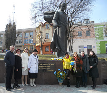 Учасники свята біля пам’ятника Тарасові Шевченкові у Бережанах. (Фото: Тетяна Будар)