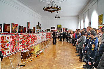 „Рушник національної єдности“ в Черкаському художньому музеї представляє Микола Степаненко. (Фото: Олександер Костирко)