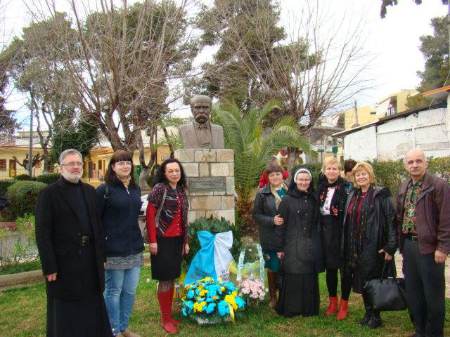 Українська громада Греції поклала квіти до пам’ятника Кобзареві. (Фото: „Укрінформ“)