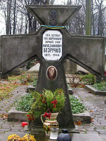 Пам’ятник на могилі Марка Безручка на цвинтарі „Воля“ у Варшаві.
