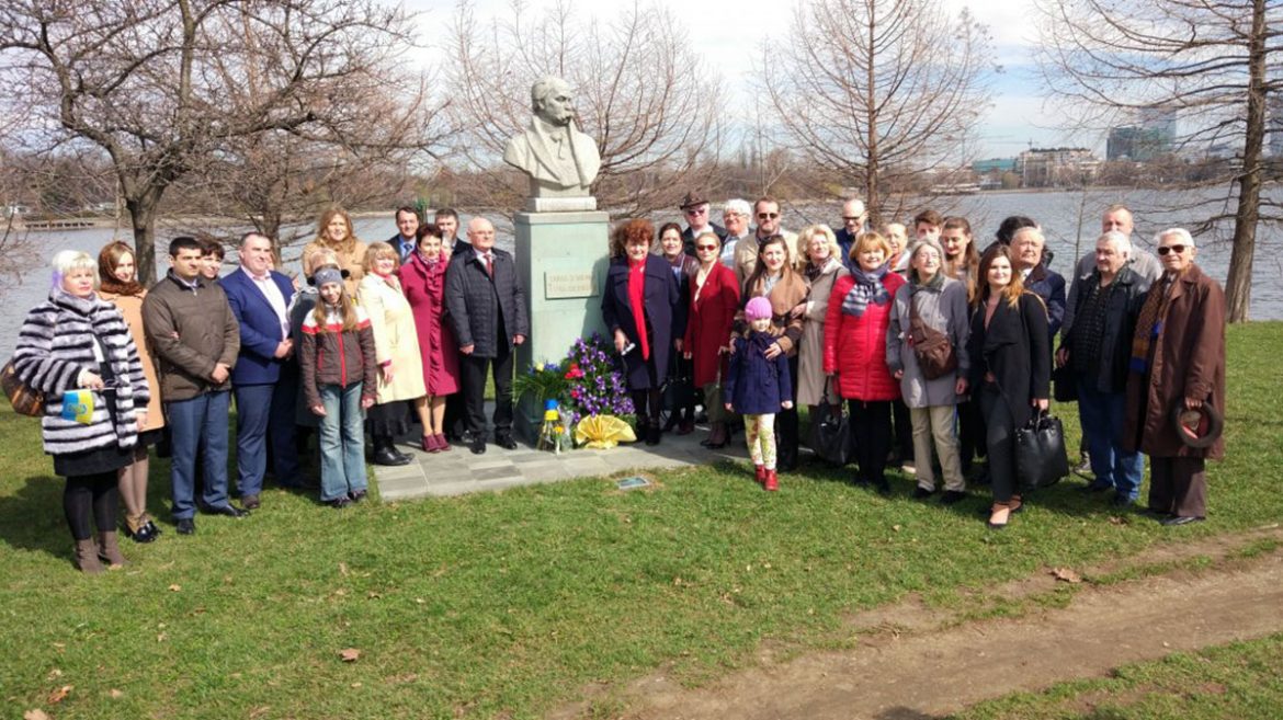 Покладання квітів до пам’ятника Тарасові Шевченкові в Букарешті. (Фото: „Укрінформ“)