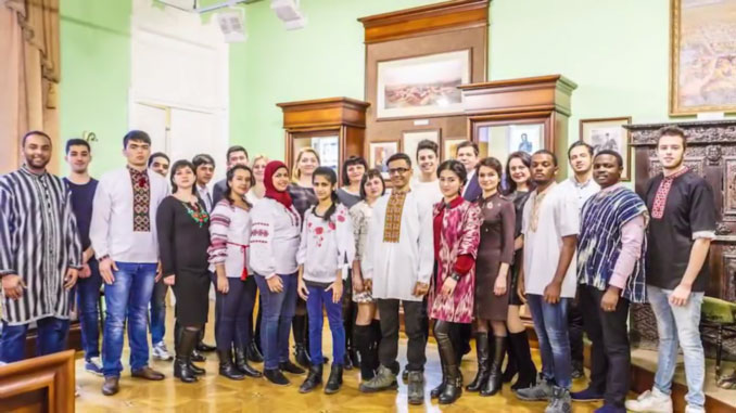 Студенти Донецького національного медичного університету, котрі читали вірші Тараса Шевченка.
