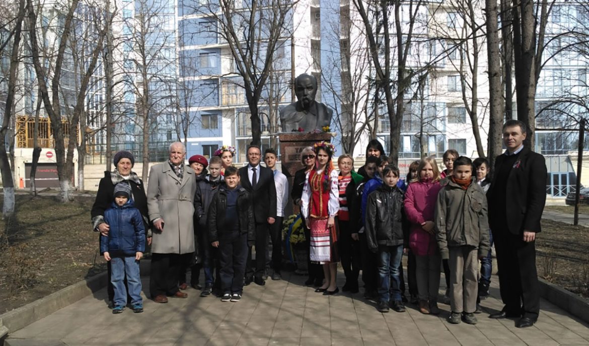 Представники українських громадських організацій Молдови біля пам’ятника Кобзареві. (Фото: „Укрінформ“)