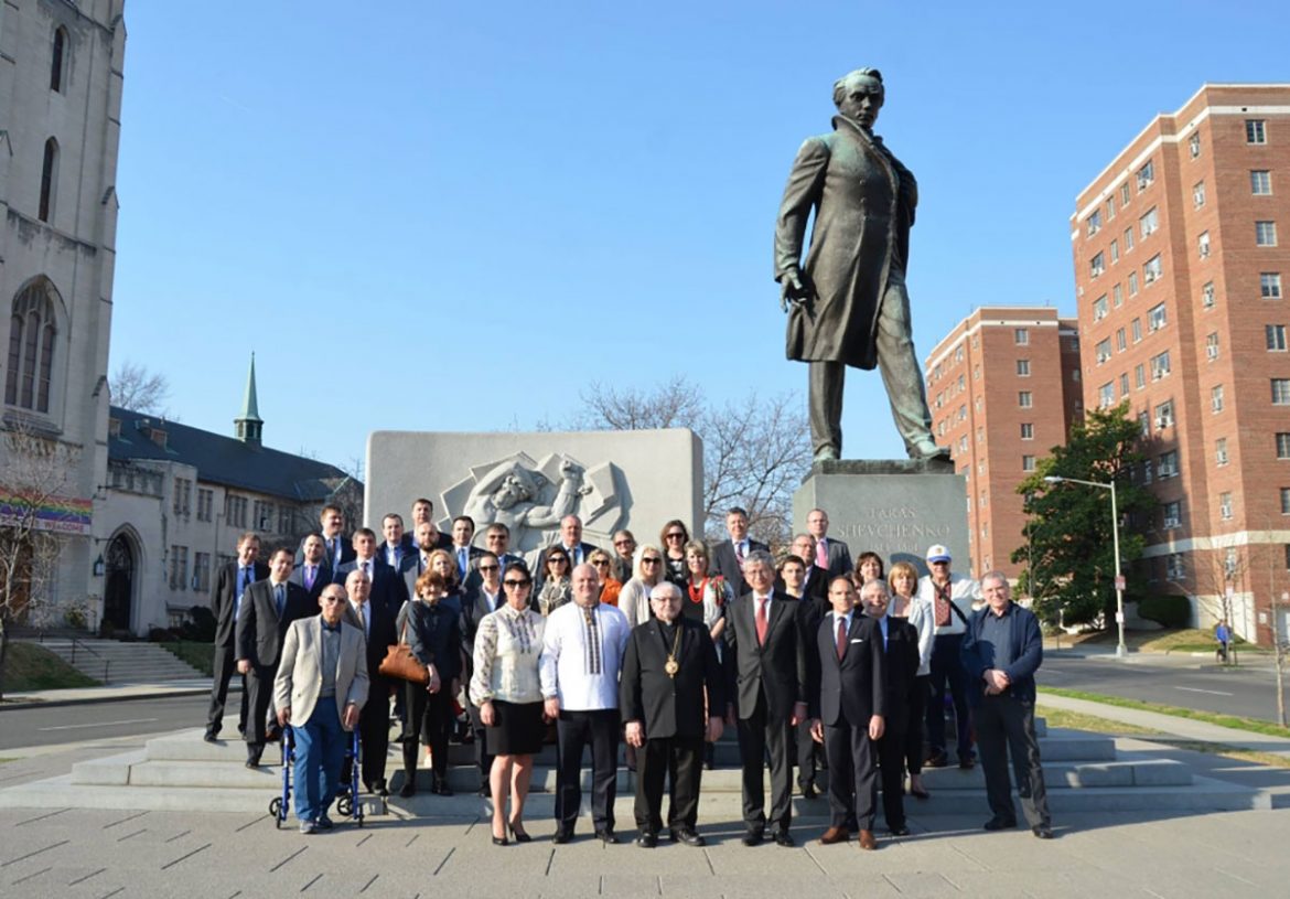 Українці США і представники Посольства України біля пам’ятника Тарасові Шевченкові у Вашінґтоні. (Фото: „Укрінформ“)