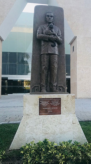 Пам’ятник на честь Юрія Кнорозова.