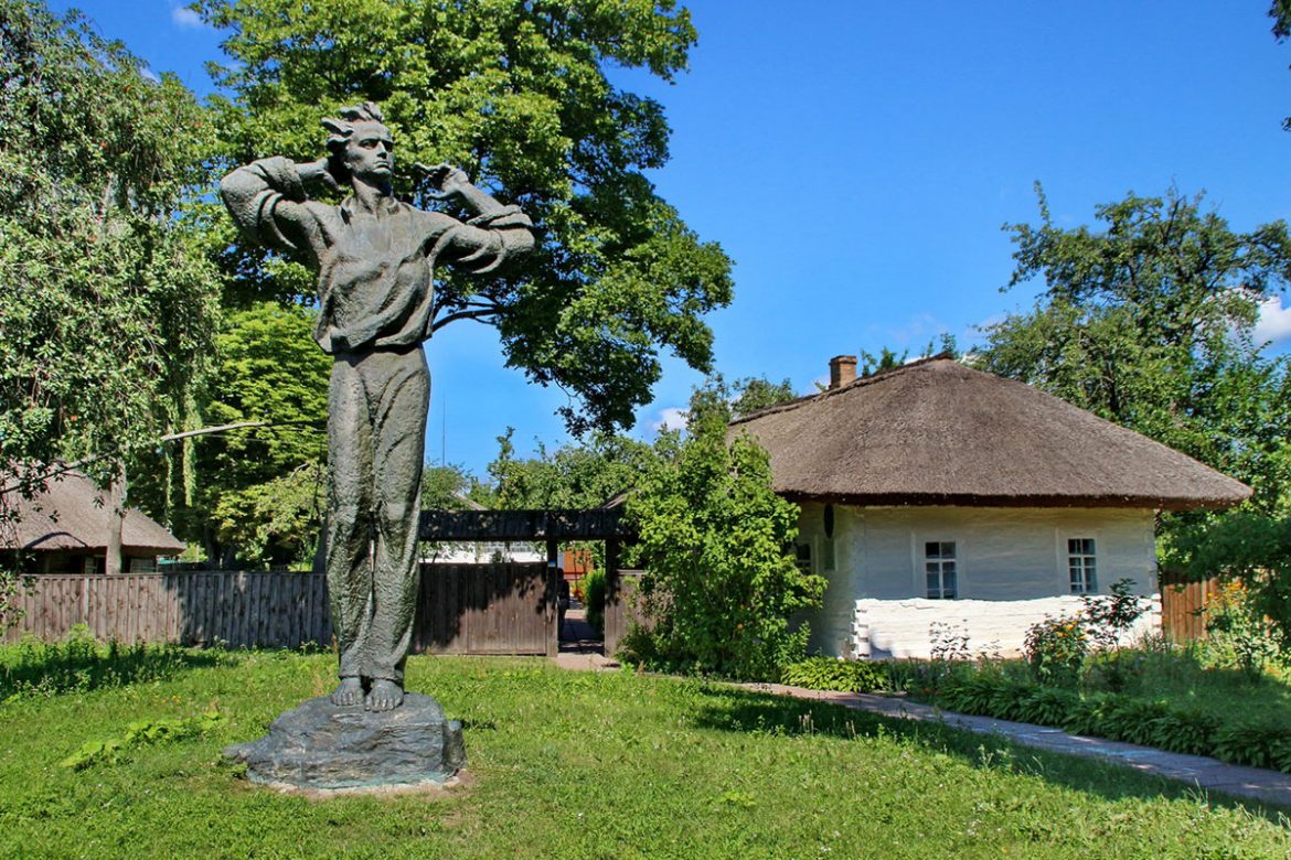 В Музеї-садибі Олександра Довженка.