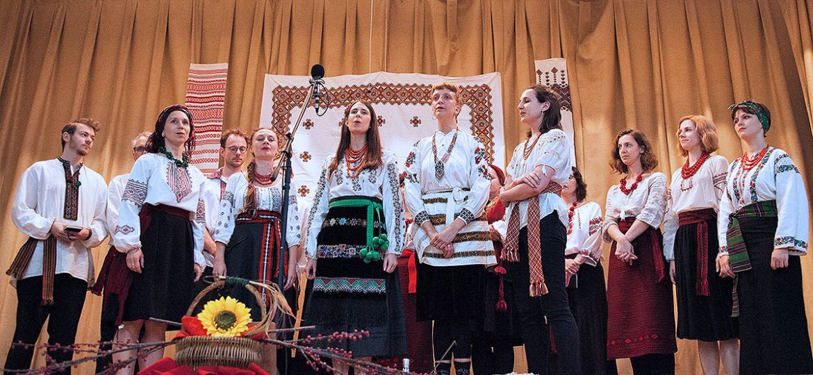 Дівчата співають пісні з України. (Фото: Daniel Graindorge)